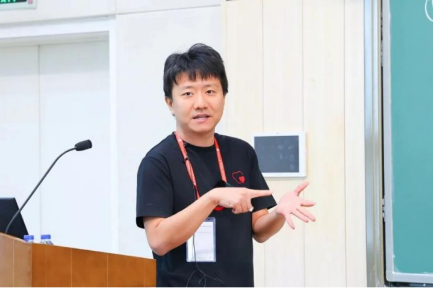 北大校友王虹、邓煜荣获菲尔兹奖7.png