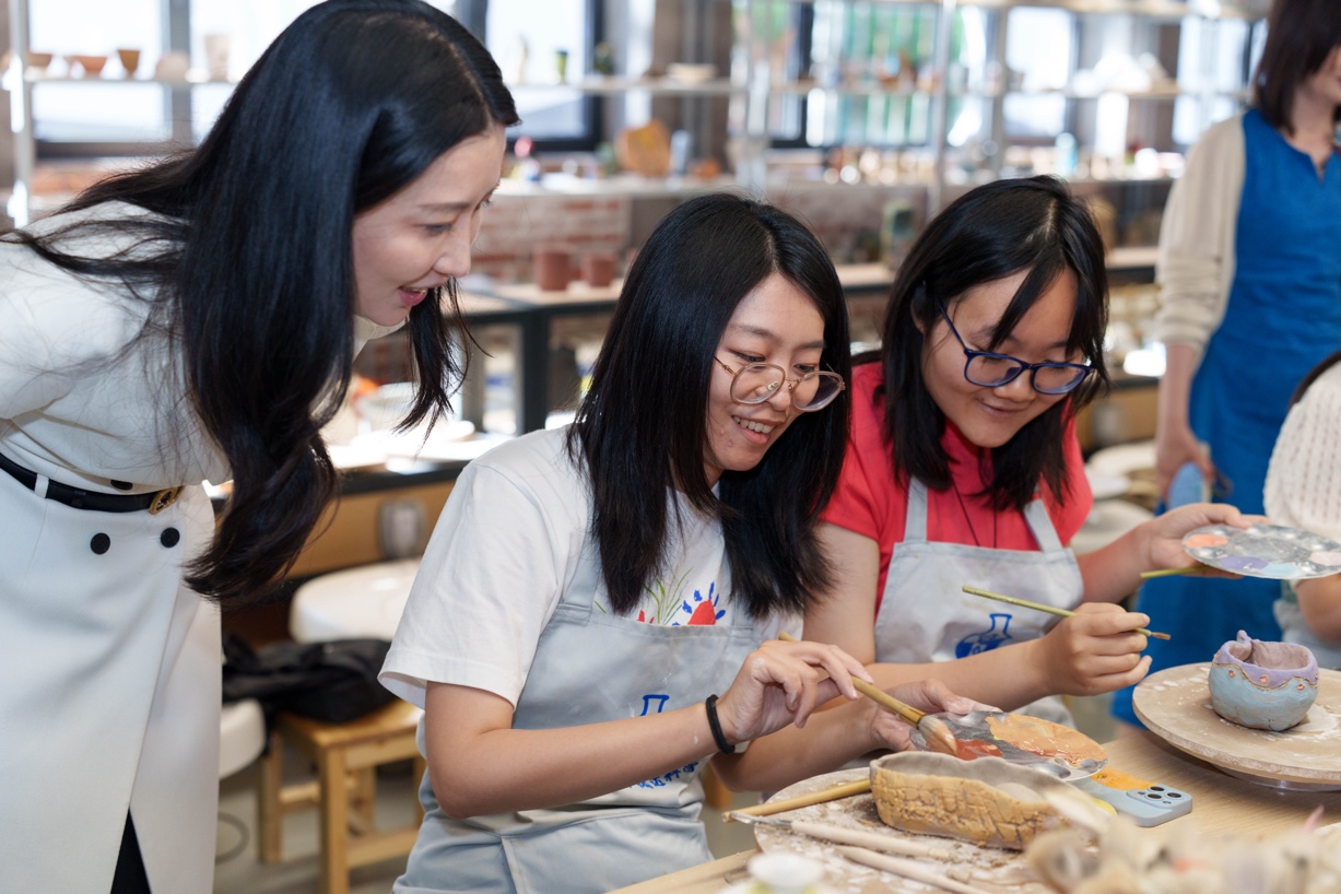 “二十四节气中的古典智慧与审美体验”荣誉课程第六讲举行,王艳主讲“芒种·匠心:陶艺中的物质转化与心手合一”3.jpg “二十四节气中的古典智慧与审美体验”荣誉课程第六讲举行,王艳主讲“芒种·匠心:陶艺中的物质转化与心手合一”3.jpg