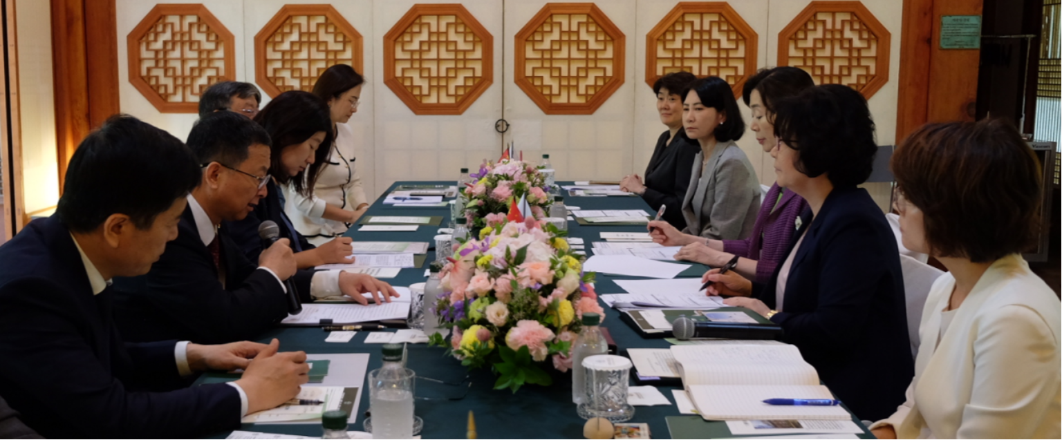 北京大学代表团访问韩国3.png