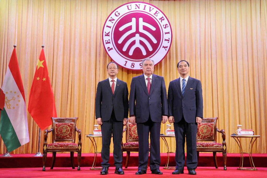 塔吉克斯坦共和国总统埃莫马利·拉赫蒙北京大学名誉教授授予仪式暨演讲会举行2.jpg 塔吉克斯坦共和国总统埃莫马利·拉赫蒙北京大学名誉教授授予仪式暨演讲会举行2.jpg